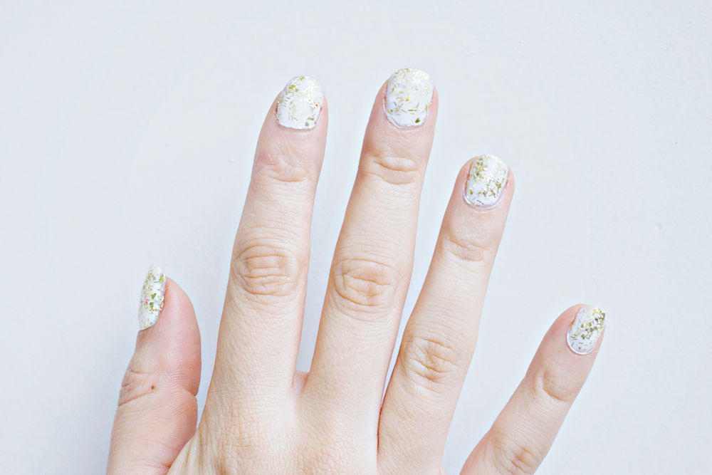 White and Gold Glitter Nails - wide 1
