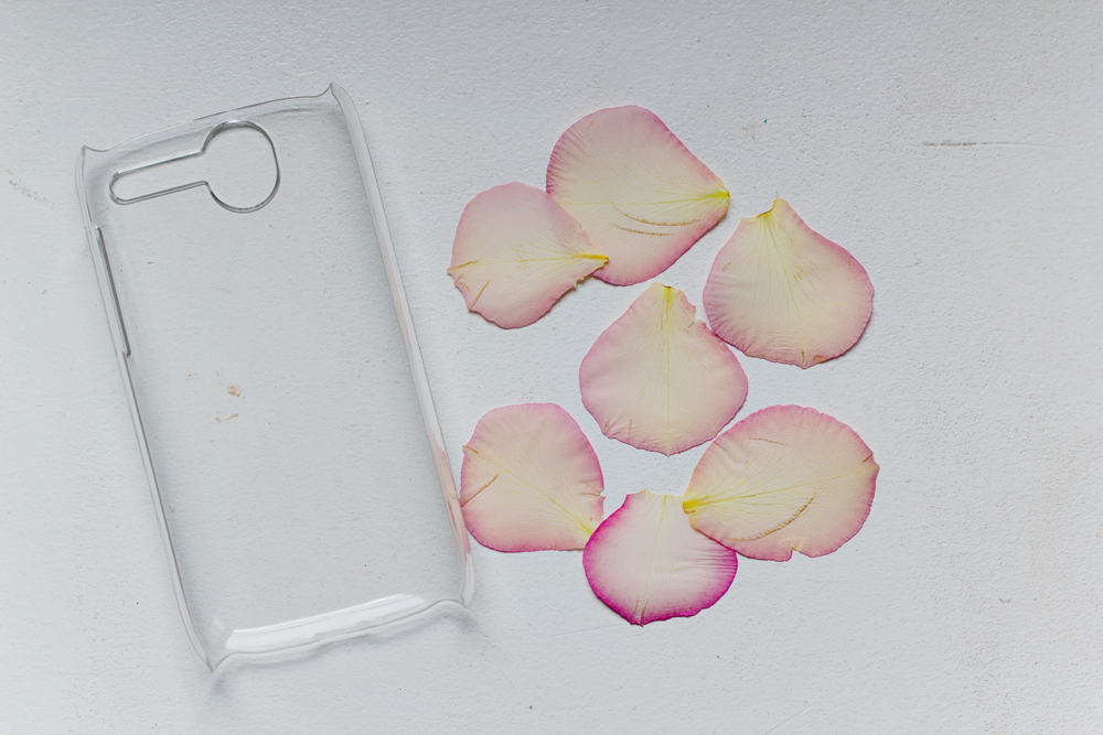 DIY | Rose Petal Phone Case