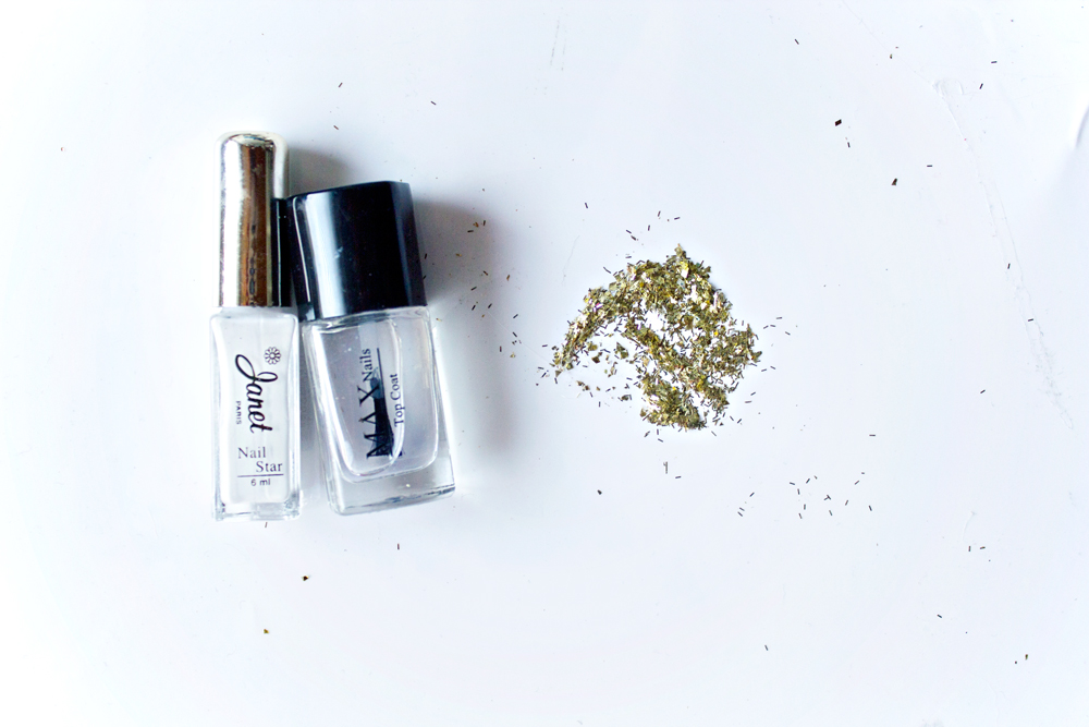 Nail DIY | White & Gold Glitter