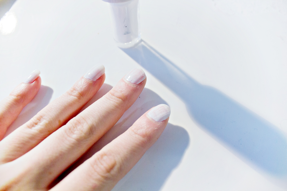 Nail DIY | White & Gold Glitter