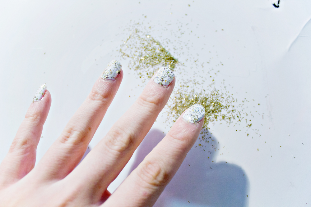 Nail DIY | White & Gold Glitter