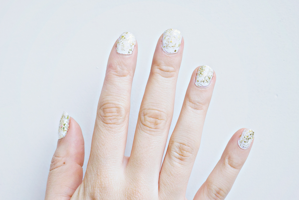 Nail DIY | White & Gold Glitter