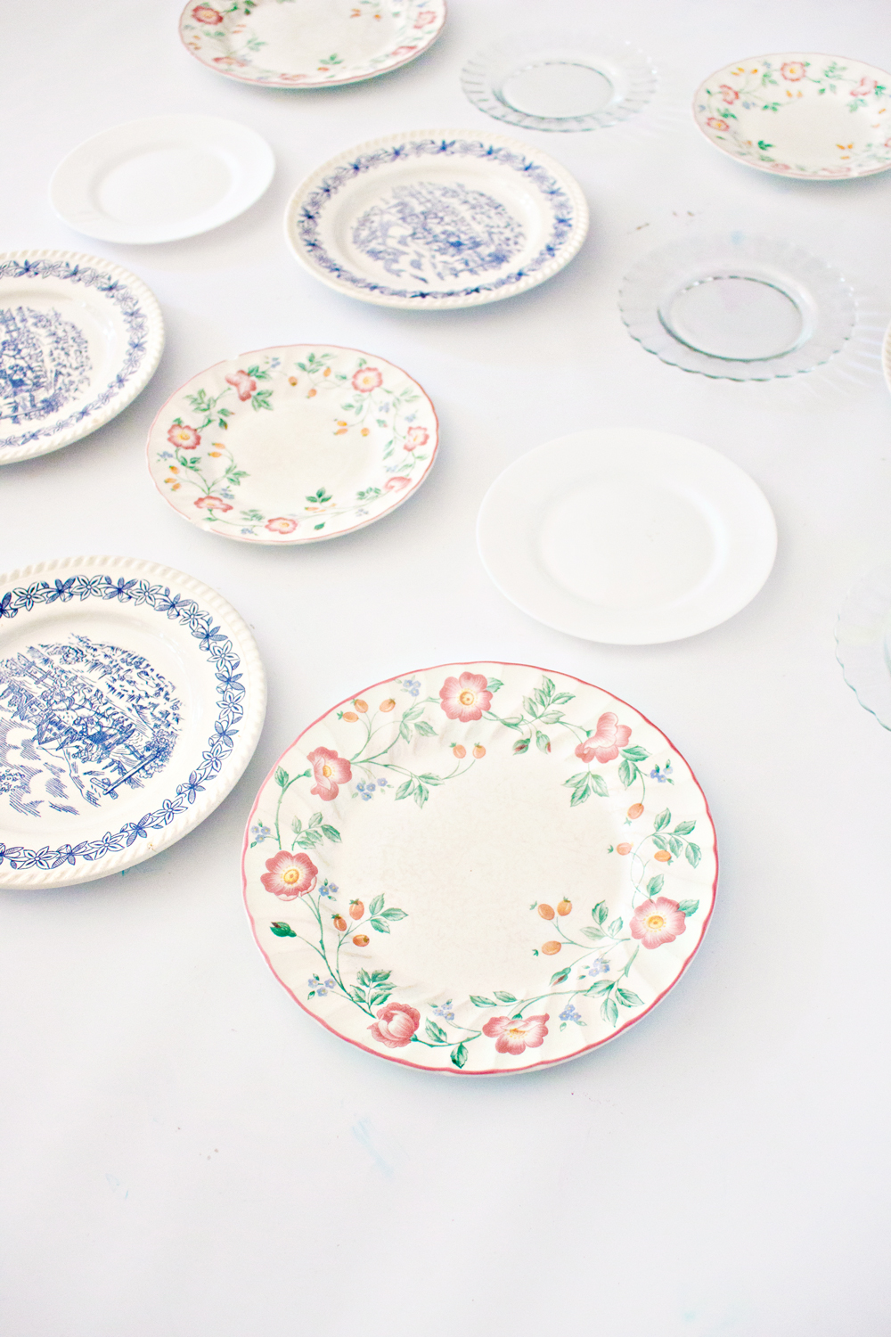 Painting on porcelain shop plates