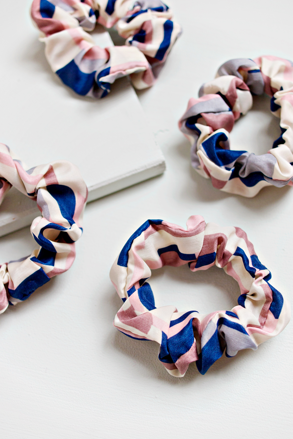 UPCYCLING DIY Old T-Shirt Hair Scrunchie 