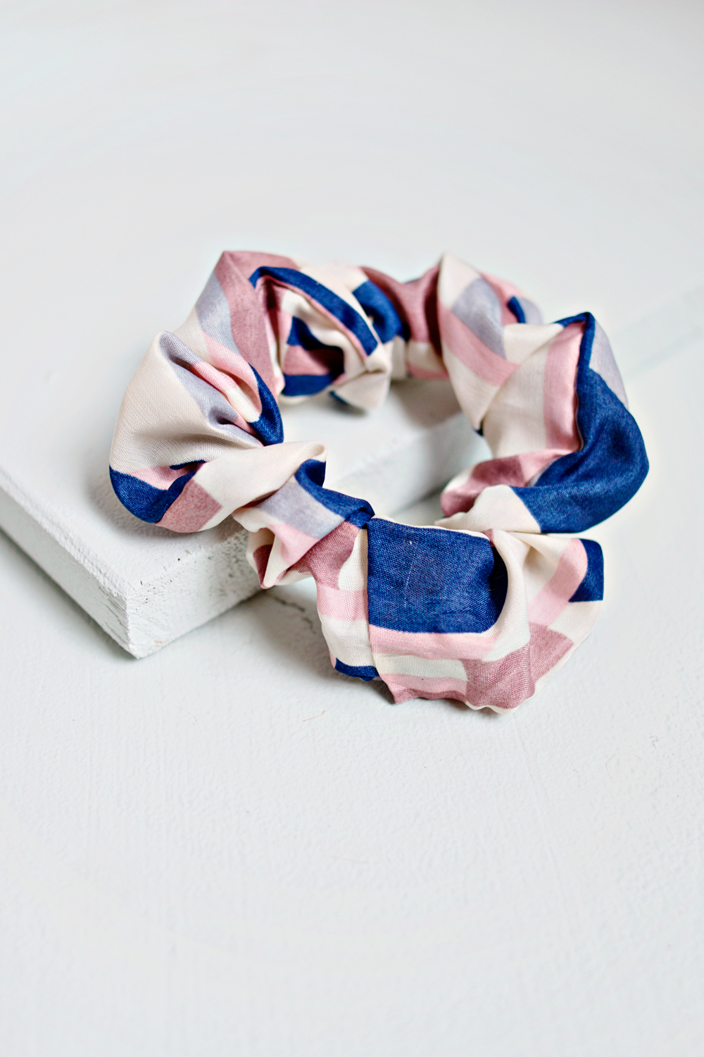 UPCYCLING DIY Old T-Shirt Hair Scrunchie 